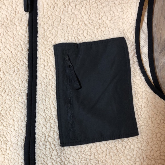 Old Navy Unisex Sherpa Zip Vest - Picture 16 of 17